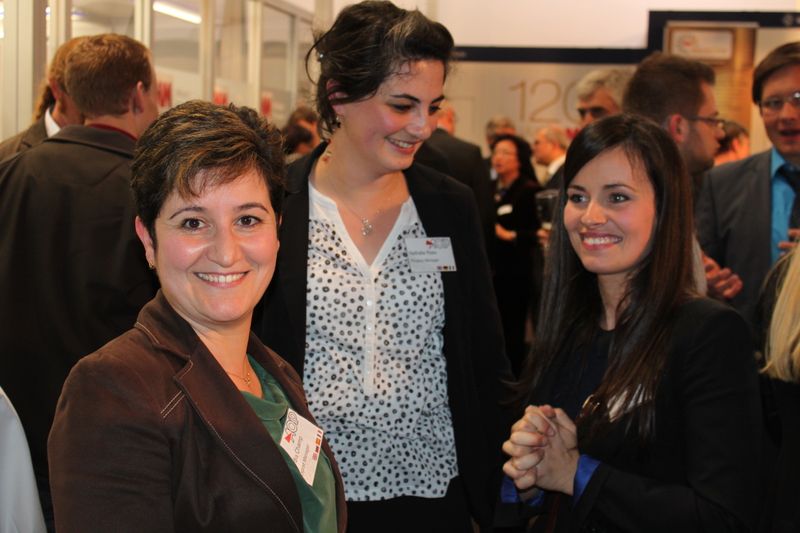 Am Dienstagabend wurde bei der Vogel Business Media am Messe-Stand in Halle 9 traditionell auf eine erfolgreiche Hannover Messe 2014 angestoßen. Gute Gespräche und Live-Musik von der Band „Famos“ sorgten bei den zahlreichen Standpartygästen für eine ausgelassene Stimmung. (Siegl/Vogel Business Media)