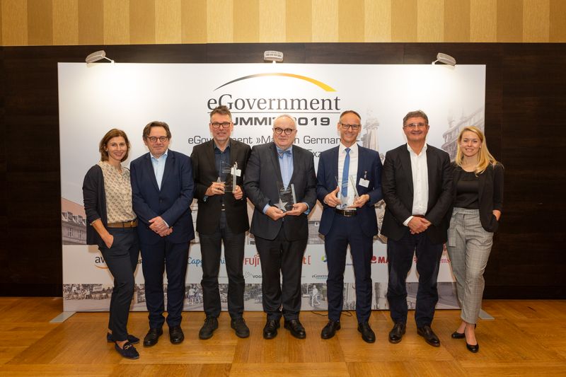 Alle Gewinner und ihre Laudatoren: Daniela Schilling, Leiterin der Vogel IT-Akademie; Manfred Klein, Chefredakteur eGovernment Computing; Dr. Hartmut Schubert, CIO des Landes Thüringen; der Bremer Staatsrat Henning Lühr, Markus Losert, CIO in Karlsruhe; Thomas Popp CIO in Sachsen und Eva Kanzler von der Vogel IT-Akademie (v. l.) (Gaby Ahnert – Eventfotograf)