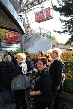 Vorfreude auf den Blick von oben auf Wien (v.li.): Elke Rost (Autohaus Wilsdruff), Angela Gustorf (Autozentrum West, Barsinghausen) und Helga Knauer (Autohaus Knauer, Bad Dürkheim). (Archiv: Vogel Business Media)
