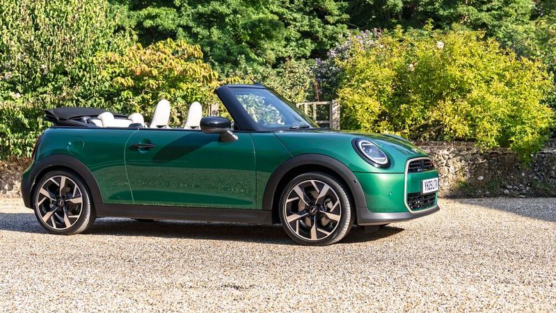 Cabrios sind im Neuwagengeschäft selten geworden. Das Mini Cabrio ist eine der wenigen Ausnahmen, speziell im Volumensegment.(Bild:  Bernhard Filser)
