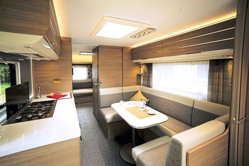 Eine Schiebetür trennt die beiden Wohnbereiche des Zwei-Tonnen-Monoachsers voneinander ab. Das Adria-Doppelhaus am Haken wird zu einem Grundpreis von 28.699 Euro angeboten. (Bild: Adria)