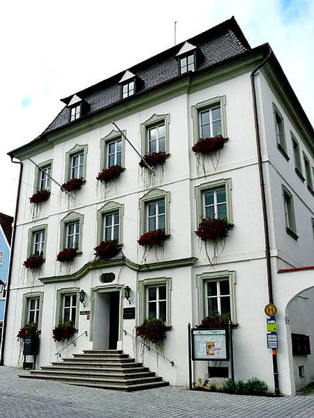Durch den flächendeckend vorangetriebenen Breitbandausbau sieht die Stadt Monheim am Rhein einen Standortvorteil, auch gegenüber größeren Städten. Ziel ist es, mithilfe verschiedener Projekte die Standort- und Lebensqualität zu erhöhen und den Tourismus zu fördern. Dabei setzt Monheim auf eine starke Vernetzung von Lösungen, was technologische Herausforderungen mit sich bringt, die neuartige Lösungskonzepte erfordern.  (Stadt Monheim)