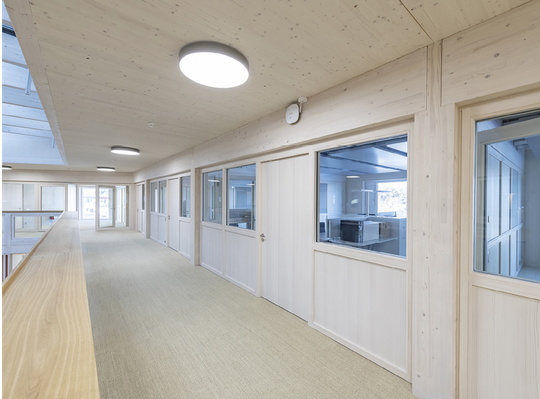 (Von den Büroräumen aus haben die Mitarbeiter dank der Brandschutzverglasungen einen Blick ins Gebäudeinnere. Bild: HOBA Brandschutzelemente)