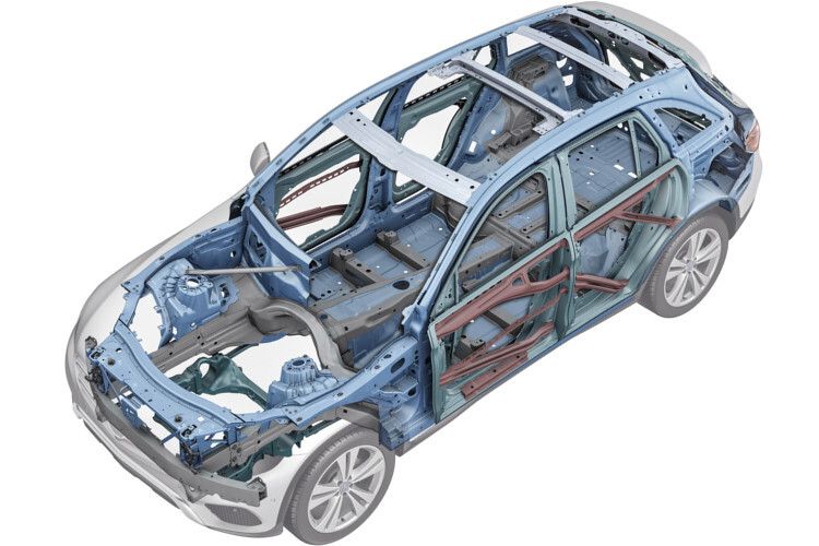 Die völlig neu entwickelte Karosserie ist durch den intelligenten Materialmix aus Aluminium und hoch- bis höchstfesten Stählen 50 Kilogramm leichter als das kleinere GLK-Vorgängermodell. (Foto: Daimler)