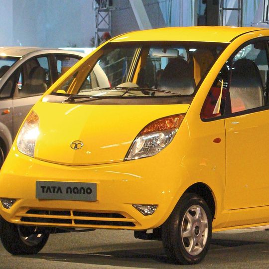 Der Tata Nano sollte einst die Mobilität in Indien revolutionieren. Doch die Verkaufszahlen blieben schwach. Zuletzt wurde das Auto gar nicht mehr nachgefragt, jetzt wird die Produktion offiziell eingestellt.(Bild:  Tata Nano Yellow.jpg /Sharad Baliyan / CC BY-SA 2.0)