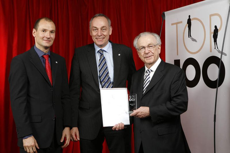 Urkundenvergabe an Antisense Pharma: Corporate Communications Manager Dr. Alexis Katechakis (links), Geschäftsführer Dr. Hubert Heinrichs (Mitte) und Mentor Lothar Späth  (Bild: Compamedia)