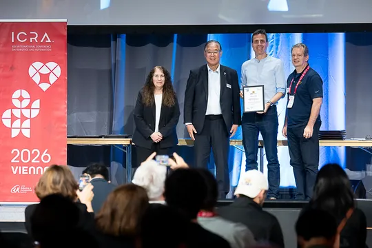 IEARA Award 2026: Die Schweizer Verity AG wird für Entwicklung und Markteinführung von intelligentem Lagerverwaltungssystem mit Flugrobotern ausgezeichnet (Von links: Nancy Amato IEEE RAS President, Takayuki Ito IFR President, Markus Hehn Verity AG, Jim Ostrowski IEEE RAS VP for Industrial Activities.(Bild:  Denes Erdos-Event Fotograf)
