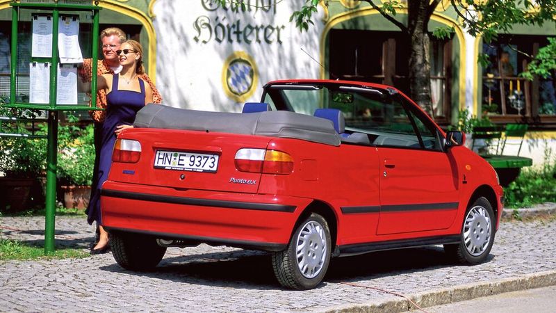 Der Punto war der Nachfolger des Uno und kam im November 1993 auf den Markt. Es gab ihn als drei- sowie fünftürige Steilhecklimousine.  Im April 1994 erschien zusätzlich ein Cabriolet, was dazu beitrug, dass der Punto 1996 das meistverkaufte Auto in Europa war. Im August 1999 endete die Produktion der Steilhecklimousinen, während das Cabriolet noch bis Juni 2000 gebaut wurde.  (Bild: Hersteller)