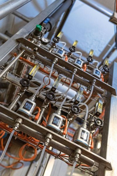 Weitere Vorteile der IO-Link-Technologie sind die automatische Übertragung von Parametern nach einem Gerätetausch sowie der geringe Verkabelungsaufwand gegenüber herkömmlicher Verdrahtung.  (Endress+Hauser)