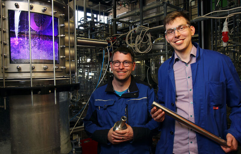 Markus Lichti (links) und Jonas Schulz entwickeln das Kamerasystem. (TUK/Thomas Koziel)