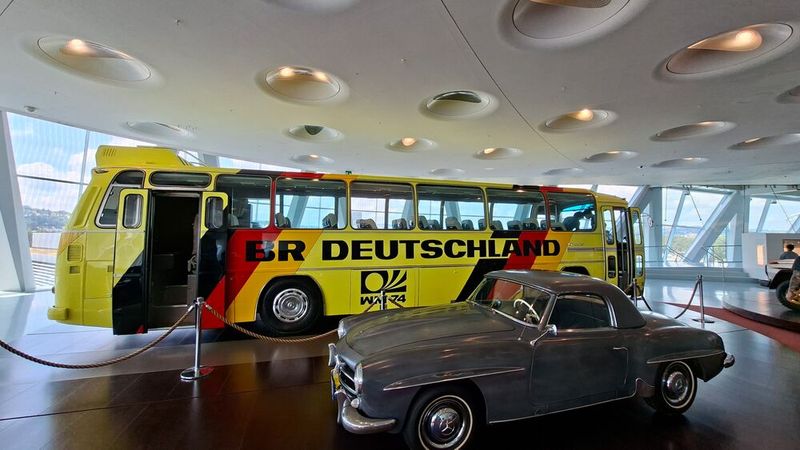 Dies ist der Bus, mit der die westdeutsche Fußmallmannschaft während der zehnten Auflage der Fußballweltmeisterschaft vor 48 Jahren reiste. Das Turnier fand vom 13. Juni bis 7. Juli 1974 in Westdeutschland und Westberlin statt. Sechzehn Nationen nehmen teil, und allen stand für sämtliche Fahrten jeweils ein O 302 zur Verfügung, mit den Landesnamen und -farben versehen. Oben auf dem Dach flatterten außerdem Fähnchen der jeweiligen Mannschaft im Wind. (Bild: Dominsky – VCG)