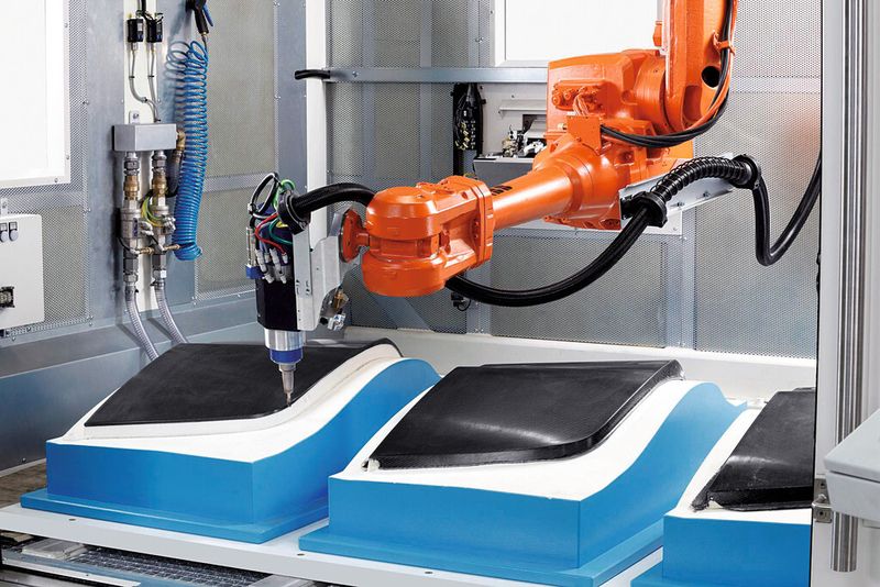 Die Fräsbearbeitung von CFK-Bauteilen in Serie ist automatisiert und auf Wirtschaftlichkeit getrimmt. Fräsroboter sorgen für eine hohe Anwendungsflexibilität. (Bild: Krauss-Maffei)