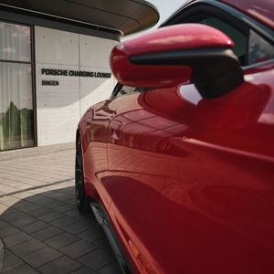 Bis Ende 2024 errichtet Porsche sieben derartige Stationen im DACH-Raum. Bei der Standortwahl gehen die Stuttgarter genau wie Audi vor: Sie analysieren, wo sich ihre Kunden bewegen. Bei Audi trifft „stehen“ es besser, da das Konzept so genanntes Heimersatzladen für Menschen ohne Wallbox verfolgt. Bei Porsche geht es ums Reisen mit dem E-Auto. (Bild:  Porsche)