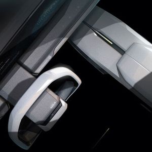 Auffällig ist das eckige Lenkrad...(Bild:  Kia)