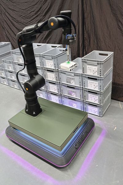 Der mobile Roboter Orbyn arbeitet nahtlos mit den Cobots der Edge  Edition zusammen, die auf dem mobilen Roboter montiert sind  (Bild: Project Service & Produktion GmbH)