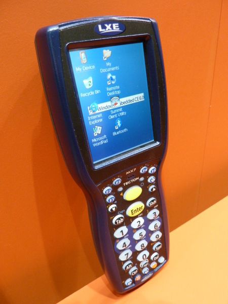 LXE feierte Weltpremiere mit dem Warehouse-Computer „Tecton“. Das mobile Endgerät erfasst Barcodes aus Entfernungen zwischen 10 cm und 12 m. (Archiv: Vogel Business Media)