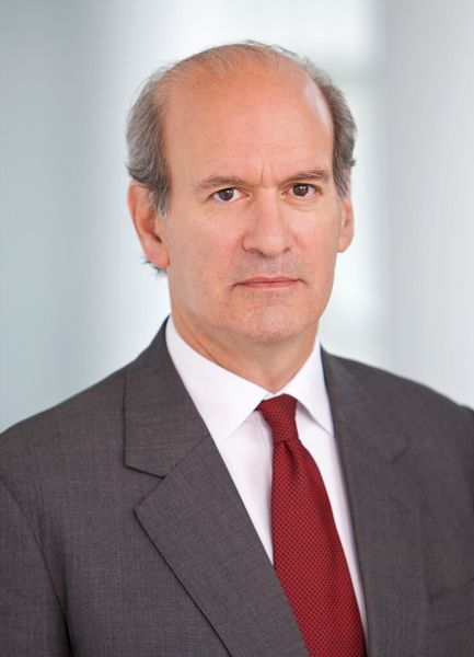 ... wurde schon nach drei Monaten ein neues Vorstandsressort für Recht und Compliance geschaffen. Chefjustiziar wurde Peter Y. Solmssen. Löscher wollte damit weltweit einheitliche und durchgängige Prozesse auf Gebieten Recht, Compliance und Audit durchsetzen. (Bild: Siemens)