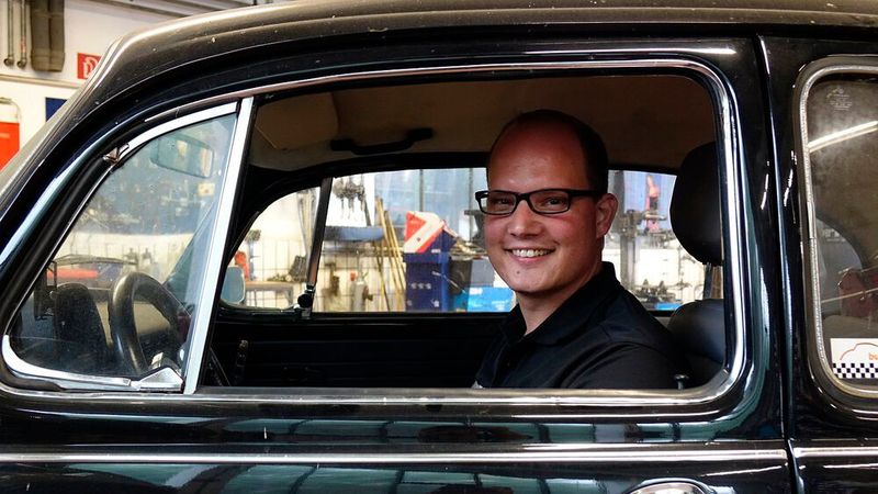 Der gelernte Kaufmann ist VW-Käfer-Fan und macht aus dieser Leidenschaft nun auch ein Geschäft. (Bild: Rosenow/»kfz-betrieb«)