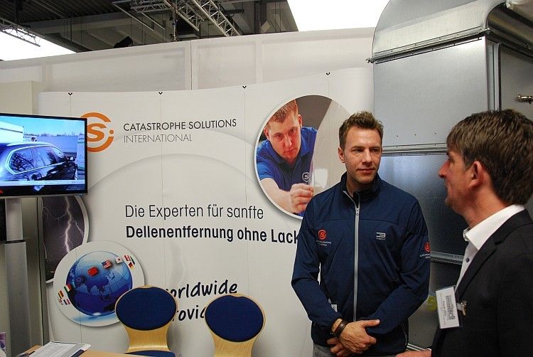 Catastrophe Solutions ist ein Dienstleister für Hagelreparaturen. Mit einem automatischen Hagelschadenscanner kann das Unternehmen in Minutenschnelle den Reparaturaufwand feststellen. (Foto: Bausenwein)