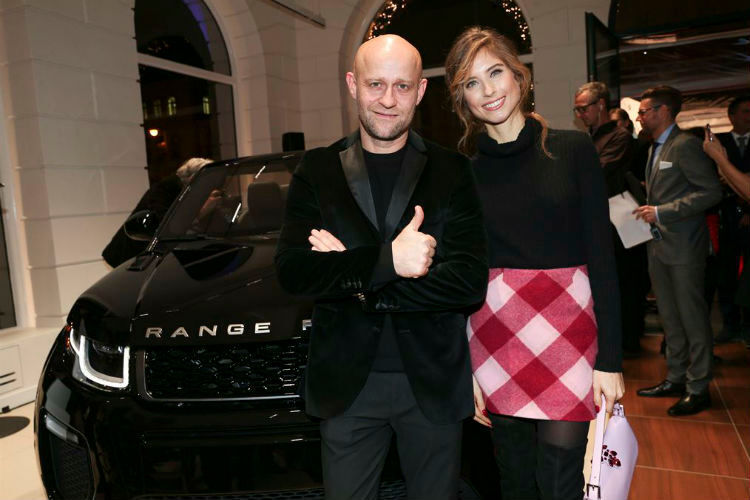 Schauspieler Jürgen Vogel und Spielerfrau Catherine Hummels. (Foto: Jaguar Land Rover)