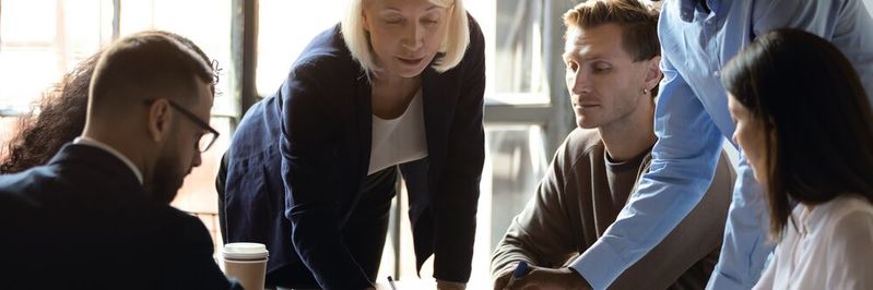 Führen ohne Weisungsbefugnis: Das Thema laterale Führung gewinnt in der heutigen Arbeitswelt zunehmend an Bedeutung. (Bild:  © fizkes - stock.adobe.com)