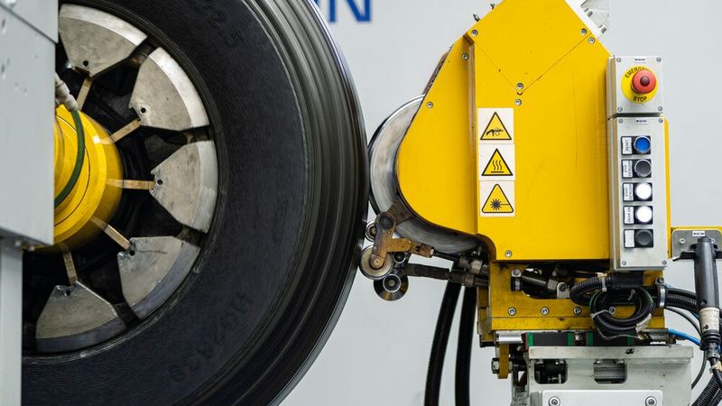 Bei Lkw- und anderen Nutzfahrzeugreifen ist die Runderneuerung noch üblich – bei Pkw-Reifen nicht mehr. Doch nun versucht das Unternehmen Rigdon einen neuen Anlauf und baut bis 2026 eine vollautomatische Runderneuerungsanlage für Pkw-Reifen auf.(Bild:  Rigdon)