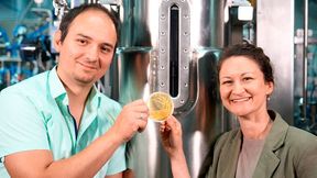 Dr. Lena Hochrein entwickelt mit der BMFTR-Nachwuchsgruppe Tailor der Uni Potsdam maßgeschneiderte Hefen. Und das Team um Professor Ruben R. Rosencrantz vom Fraunhofer IAP sorgt für das Scale-up der Bioprozesse. So will man wichtige Industriezweige nachhaltiger machen ... (Bild: A. Tafazoli Yazdi)