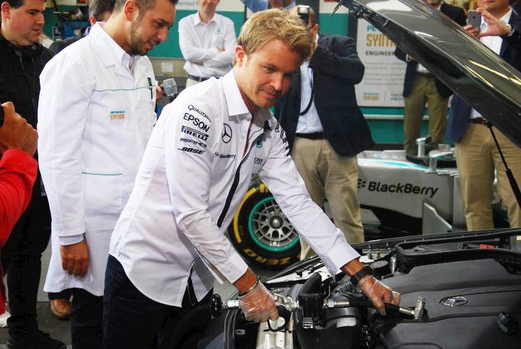 Nico Rosberg weihte die hochmoderne Öleinfüllstation der Werkstatt ein. (Foto: Wenz)