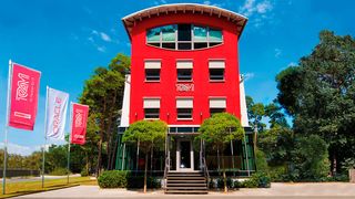 So kennt man die Forderfront des Hauptsitzes der Team GmbH in Paderborn, mit seiner leuchtend roten Farbe. Der Digitalisierungspionier begeht in diesem Jahr sein 40er-Jubiläum. Pünktlich zu diesem Fest gab es auch eine Gebäudeerweiterung. Hier mehr dazu. (Bild: Team)