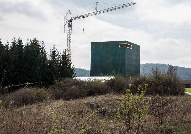 Der vermeintlich geschlossene Kubus mit goldfarbenen Fassadenakzenten besteht aus durchbrochenen Stabgitterblechen,... (Bild: konstruktionspraxis/Richter)