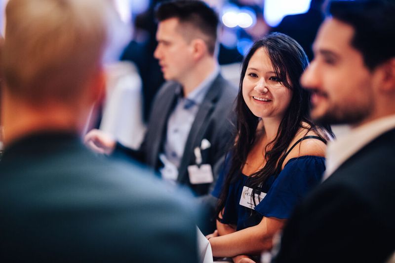 Das kam auch bei den Teammitgliedern, die sich unter die Firmenvertreter und -vertreterinnen gemischt hatten, gut an. (Bild: © Offenblende/Christoph Wehrer )