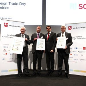 Bernd Schröder, Geschäftsführer der Broetje Automation GmbH (Gewinner), Dr. Erich Bischoff, Geschäftsführer der Abeking & Rasmussen Schiffs- und Yachtwerft AG (nominiert), Olaf Lies, Niedersächsischer Minister für Wirtschaft, Arbeit und Verkehr sowie Ralf Oppenheimer von der Solarlux Aluminium Systeme GmbH (nominiert) bei der Verleihung des 4. Niedersächsischen Außenwirtschaftspreises in der Kategorie Großunternehmen (v.l.n.r.)
