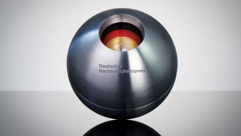 Die Auszeichnung wird vergeben von der Stiftung Deutscher Nachhaltigkeitspreis e.V. in Zusammenarbeit mit kommunalen Spitzenverbänden, Wirtschaftsvereinigungen, zivilgesellschaftlichen Organisationen und Forschungseinrichtungen. (Bild:  Frank Fendler)