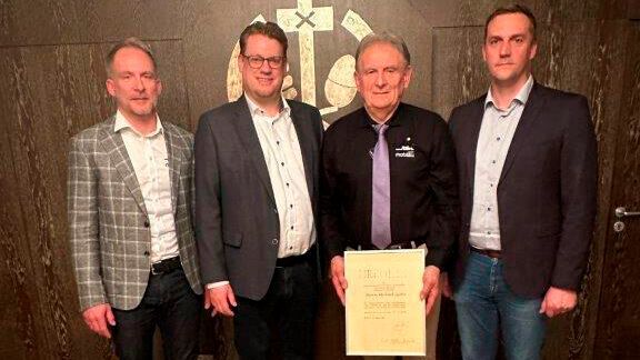 Die beiden neuen Obermeister Timo Szabo (l.) und Mario Michel (r.) mit Michael Szabo (3. v. l.) und Carsten Beuß (2. v. l.) als Hauptgeschäftsführer vom Landesverband Baden-Württemberg(Bild:  Kfz-Innung Tauberbischofsheim)