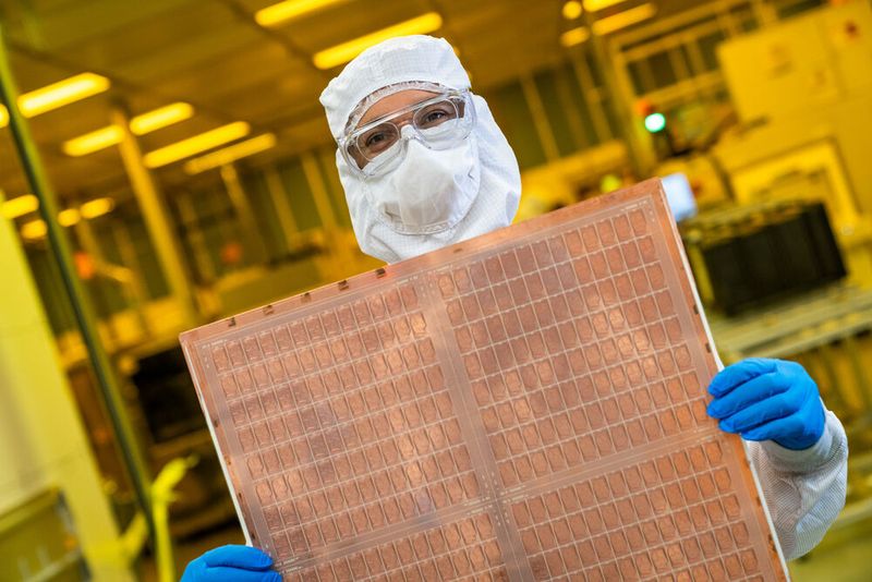 Ein Intel-Ingenieur mit einem Test-Panel für die Glas-Core-Substrate, die der Chip-Hersteller derzeit entwickelt. (Bild: Intel)