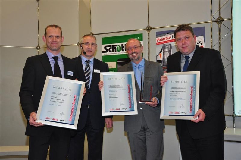 Die Firmenstellvertreter für die Nominierten in der Kategorie Umwelt-/Sicherheitstechnik/Explosionsschutz präsentieren ihre Urkunden: Produktmanager Jan Koerts für Veenstra Machinefabriek (ganz links), Geschäftsführer Peter Reitinger für Reitinger Engineering (zweiter von rechts) und Verkaufsleiter Außendienst Frank Bonsiepe für Norres Schlauchtechnik. (Archiv: Vogel Business Media)
