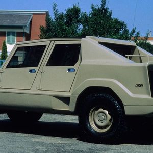 Abgesehen von den Herausforderungen bei der Kühlung war es vor allem die ungünstige Hecklastigkeit, die dem LM001, ebenso wie seinem Vorgänger, einen Erfolg vereitelte.(Bild:  Lamborghini)