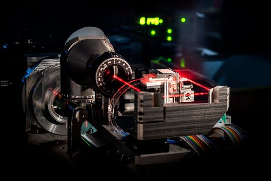 Laserbasierte Adressieroptik für eine Ionenfalle des Quantencomputers der nächsten Generation, der im Rahmen vom Projekt „Aqtion“ entwickelt wird.(Bild:  Fraunhofer IOF)
