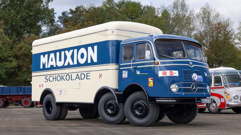 Der Mercedes-Benz LP 333 ist ein dreiachsiger 16-Tonnen-Lastkraftwagen aus der Reihe LP. Von dem auch als „Tausendfüßler“ bezeichneten Frontlenker mit doppelter Vorderachse entstanden insgesamt nur 1.833 Fahrzeuge.(Bild:   Daimler Truck AG)