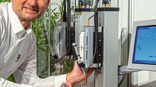 Ausgezeichnet mit dem Bayerischen Staatspreis 2019: der Universal-Automatikschweißkopf LSK-1 von Heinz Soyer. Hier präsentiert von Soyer-Vertriebsleiter Oliver Pohlus.  (GHM / A. Schmidhuber)