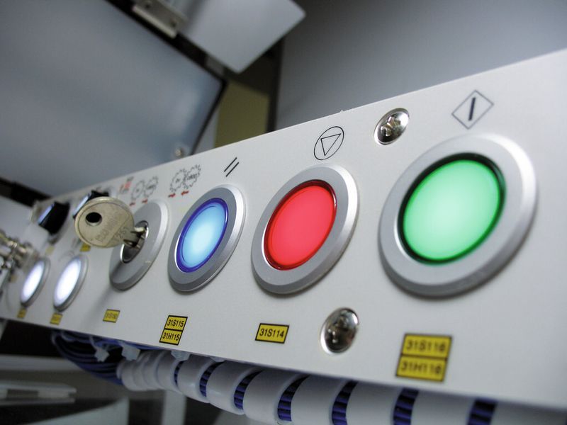 Bereits in etwa 40% der Applikationen im Schaltanlagenbau hat die LED die Glühlampe schon ersetzt. (Bild: EAO)