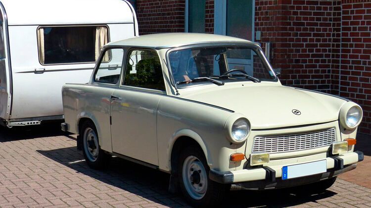 Er musste in der DDR für so ziemlich alle automobilen Aufgaben herhalten – auch als Zugmaschine für Wohnwagen. Zugelassen ist der Trabant 601 für Anhänger mit einer Gesamtmasse von 400 Kilogramm gebremst und 300 Kilogramm ungebremst. (Bild: gemeinfrei)