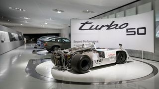 Der erste Turbo: Für die CanAm-Rennserie in den USA und Kanada entwickelt, leistet der Motor des 917/10, lange bevor diese Technologie 1977 in der Formel 1 auftaucht, Pionierarbeit und bringt eine Leistung von rund 1.000 PS auf die Strecke. (Bild: Porsche)