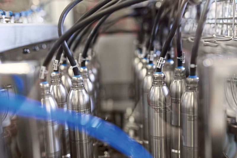 An den Liquidstationen kommen jeweils 20 parallel montierte Kleinservoantriebssysteme...  (Wittenstein SE)