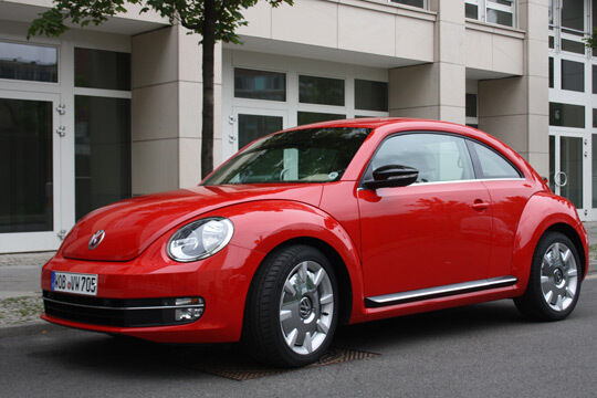 Nach Deutschland kommt der neue Beetle ab Oktober, mit zunächst fünf Motoren und zu Preisen ab 16.950 Euro. Im Angebot sind ein 1.2 TSI mit 77 kW/105 PS, ein 1.4 TSI mit 118 kW/160 PS, ein 2,0-Liter-TSI mit 147 kW/200 PS sowie als Diesel der 1,6-Liter mit 77 kW/105 PS und der 2,0-Liter mit 103 kW/140 PS. (VW)