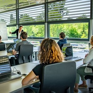 Die Supercomputing-Akademie bietet beides – Online-Seminare und Präsenztage.(Bild:  HLRS)