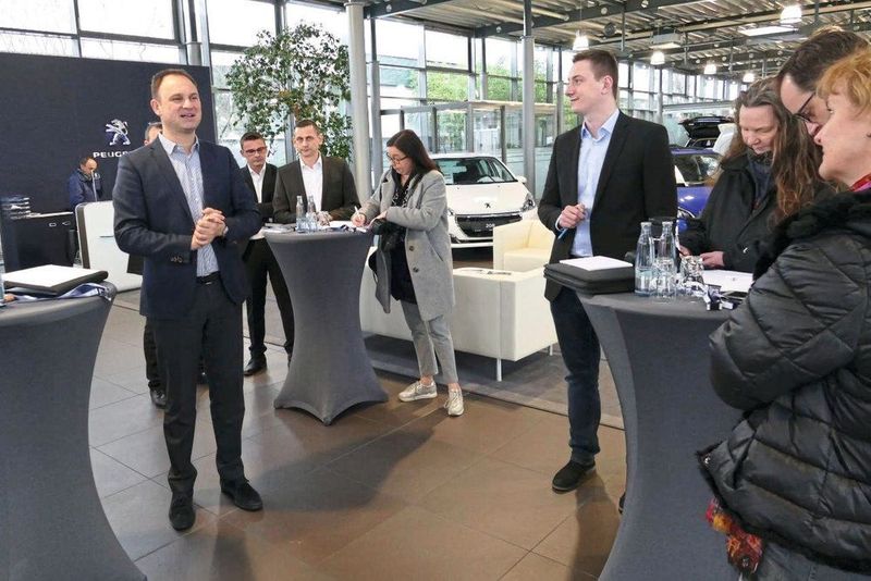 Andreas Peter (li.), Geschäftsführer Autohaus Peter, erläutert den Zuhörern einige Fakten zum neuen Standort. (Autohaus Peter)