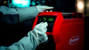 Auch wenn man als Schweißfachkraft Handschuhe trägt, ist die Bedienung der Artis 300 von Fronius dennoch kein Problem, heißt es vom Hersteller. Die Bedienung ist intuitiv verständlich. (Bild: Fronius)
