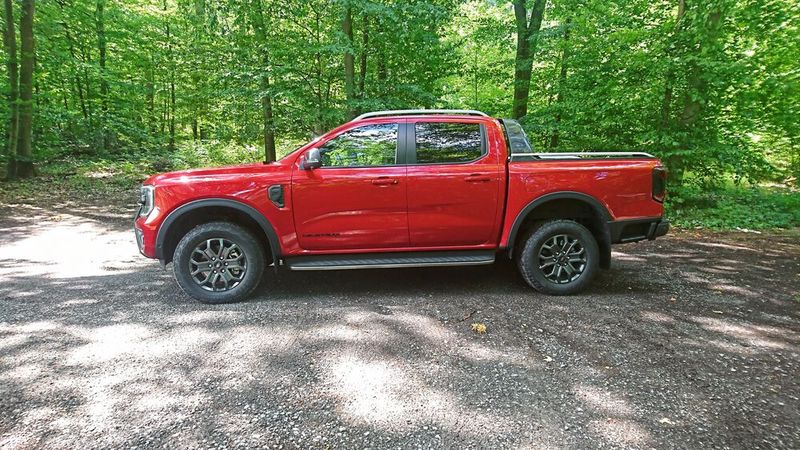 Dachreling und „Sportbügel“ hinter der Kabine sind optional erhältlich – ebenso die Leichtmetallräder (18 Zoll). (Bild: Sven Prawitz/Vogel Communications Group)