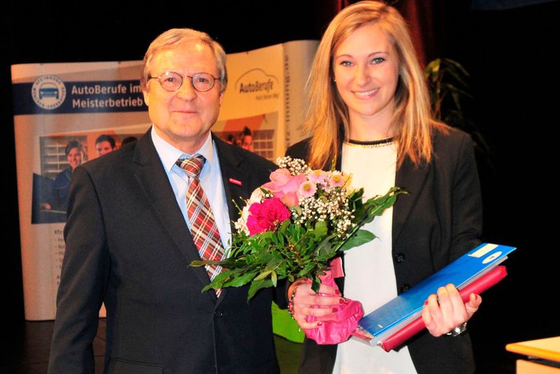 Ausgezeichnet für ihre Prüfungsleistung mit der Note 1: Obermeister Hans Medele gratuliert Svenja Breitschwert. (Zietz)